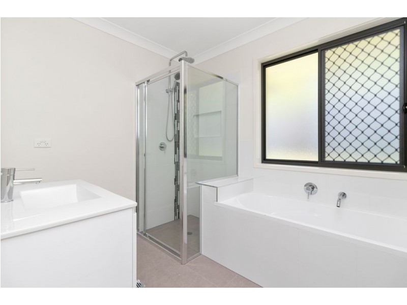 4 Pelling Place, Deebing Heights QLD 4306