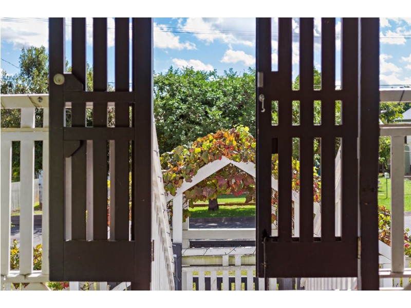 13a George Street, Newtown QLD 4305
