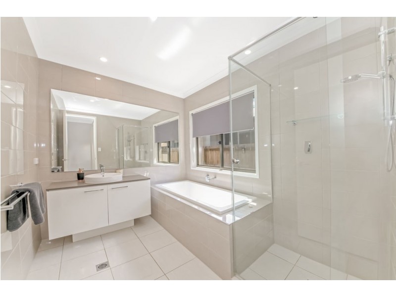 90 Meadows Circuit, Bellbird Park QLD 4300