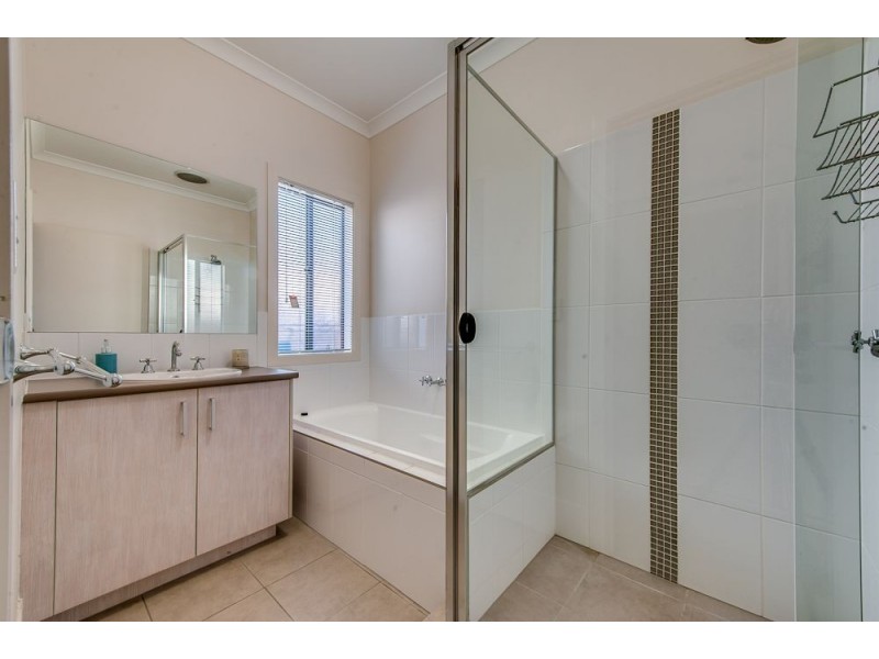 8 Arnaldo Avenue, Augustine Heights QLD 4300