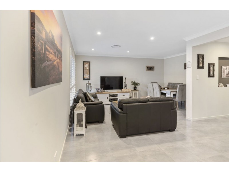 44 Steamer Way, Spring Mountain QLD 4124