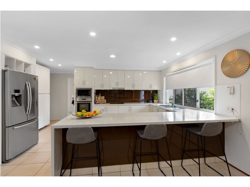 1 Oolyie Close, Chapel Hill QLD 4069