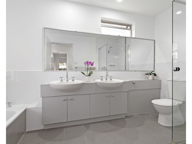 20 Stralock Street, Chapel Hill QLD 4069