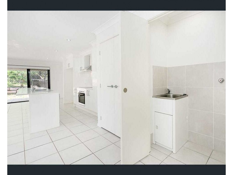 2/27 Eustace Cct, Augustine Heights QLD 4300