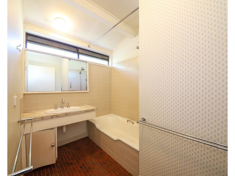 1 DELPHIN ST, Kenmore QLD 4069