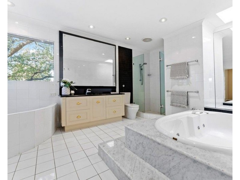 42 Scenic Road, Kenmore QLD 4069