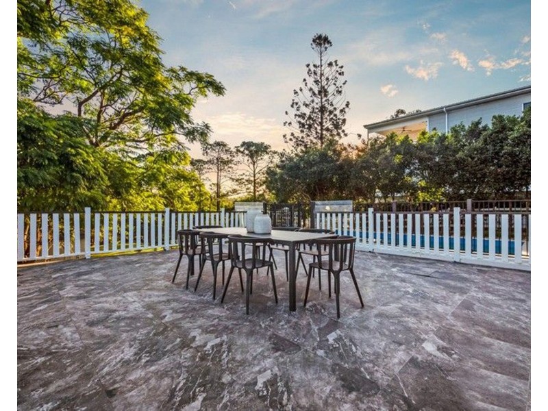 42 Scenic Road, Kenmore QLD 4069