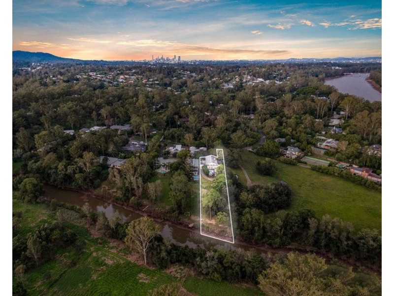 42 Scenic Road, Kenmore QLD 4069