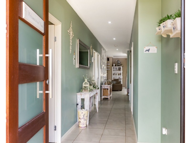 3 Carnarvon Parade, New Auckland QLD 4680