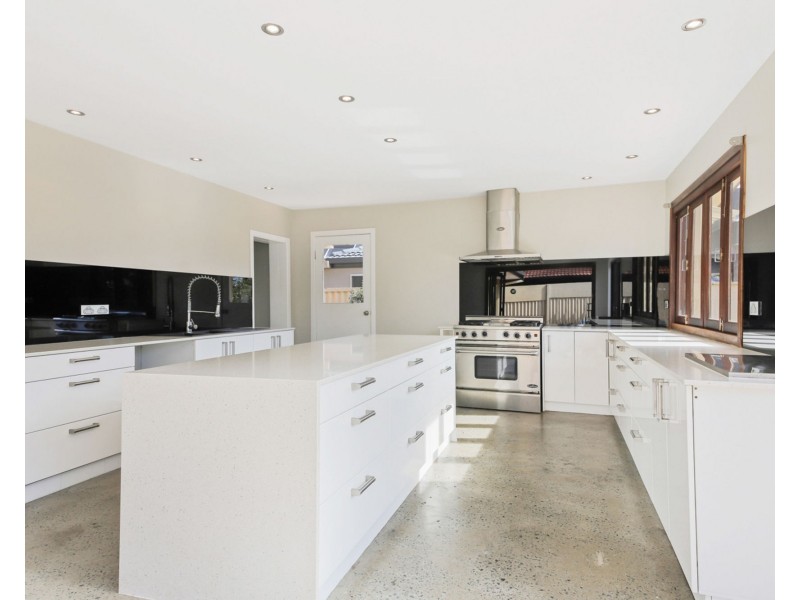 3 Monterey Court, Broadbeach Waters QLD 4218