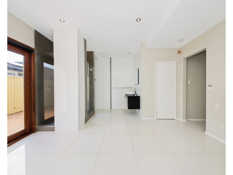 3 Monterey Court, Broadbeach Waters QLD 4218