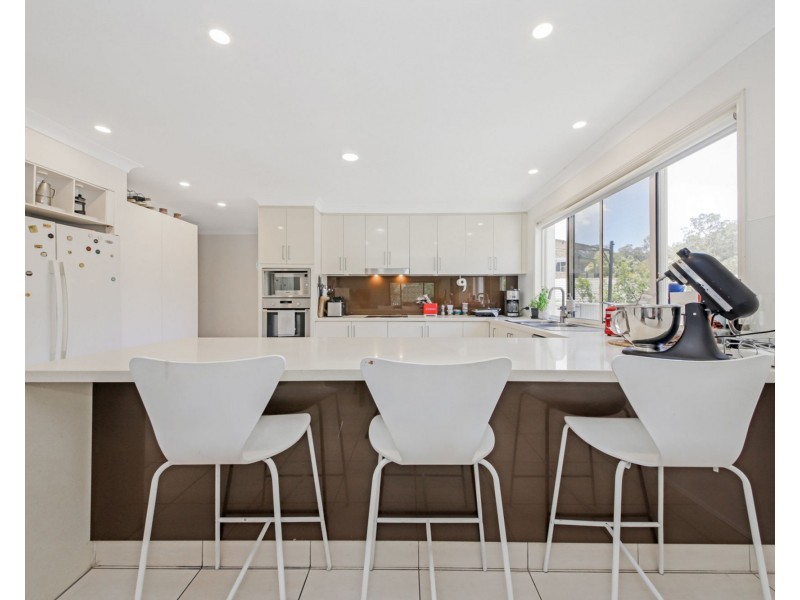 1 Oolyie Close, Chapel Hill QLD 4069