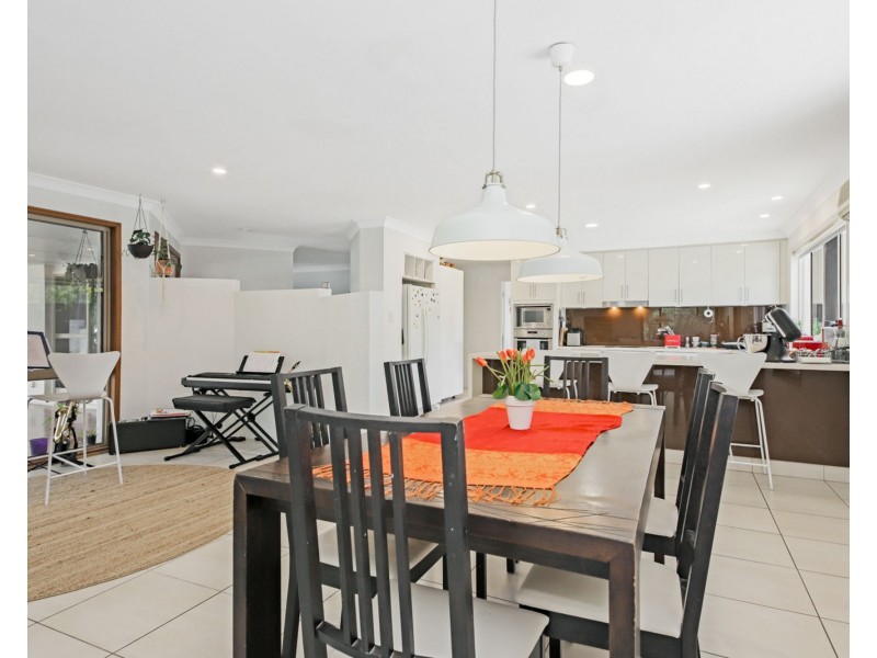 1 Oolyie Close, Chapel Hill QLD 4069