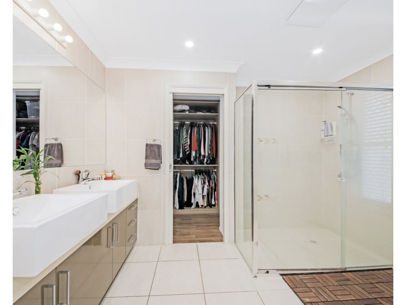 1 Oolyie Close, Chapel Hill QLD 4069