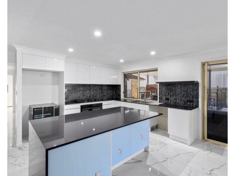 5 Montville Place, Forest Lake QLD 4078