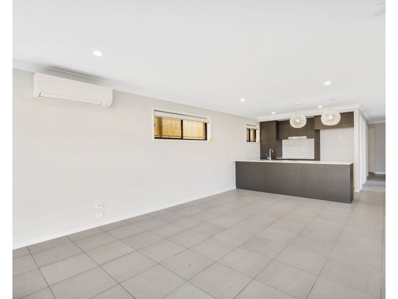 10 Hoist court, Augustine Heights QLD 4300