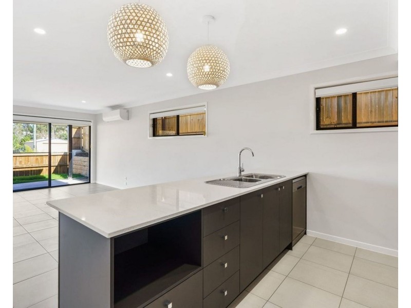 10 Hoist court, Augustine Heights QLD 4300