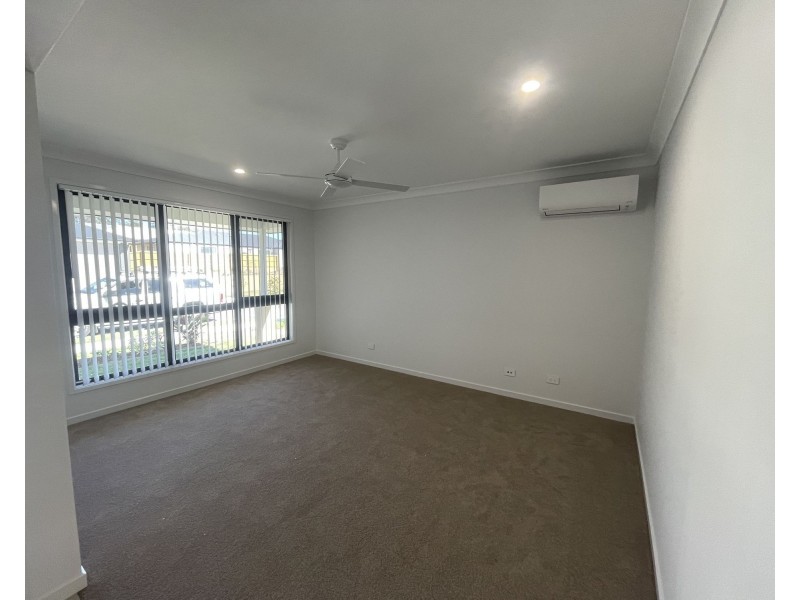 10 Maximillian Crescent, Deebing Heights QLD 4306