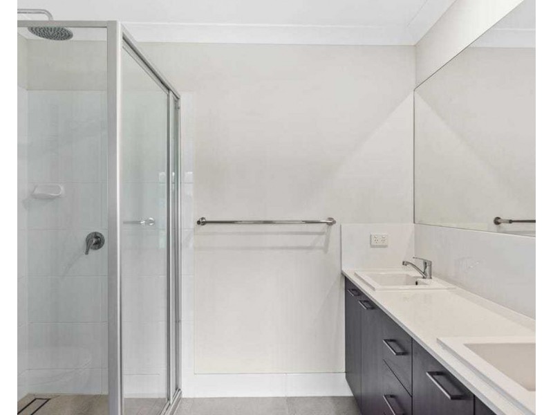 9 Lunar Cres, Spring Mountain QLD 4124