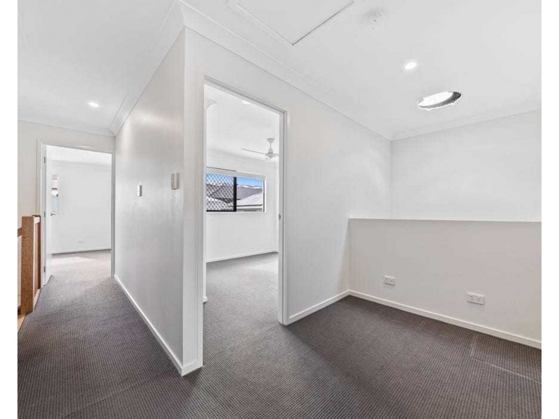 9 Lunar Cres, Spring Mountain QLD 4124