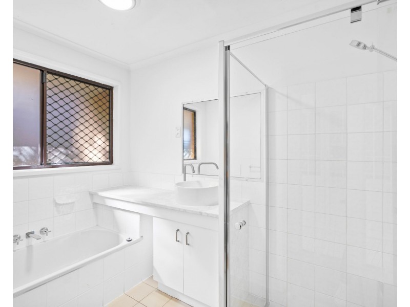 7 Sim Jue Court, Sinnamon Park QLD 4073