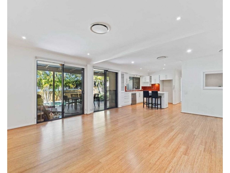 6 Tinbeerwah Place, Chapel Hill QLD 4069