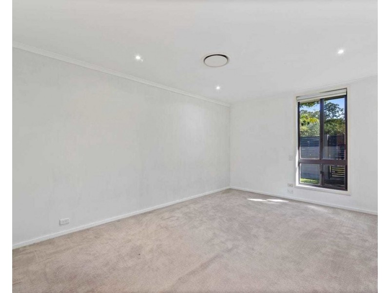 6 Tinbeerwah Place, Chapel Hill QLD 4069