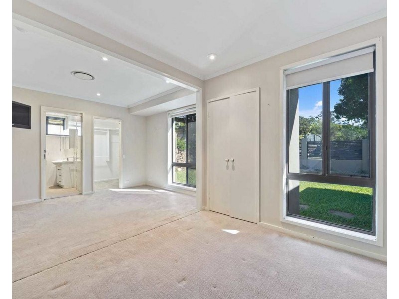 6 Tinbeerwah Place, Chapel Hill QLD 4069