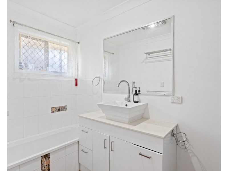 4/5 Spalding Crescent, Goodna QLD 4300