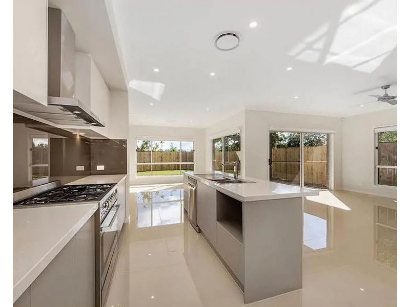 61 Sunset Rd, Kenmore QLD 4069