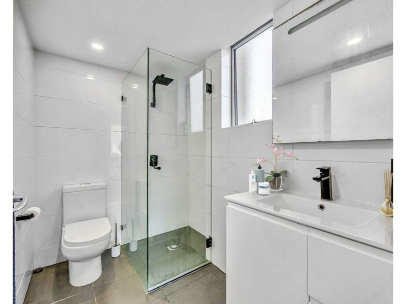 15 Grosvenor Rd, Indooroopilly QLD 4068