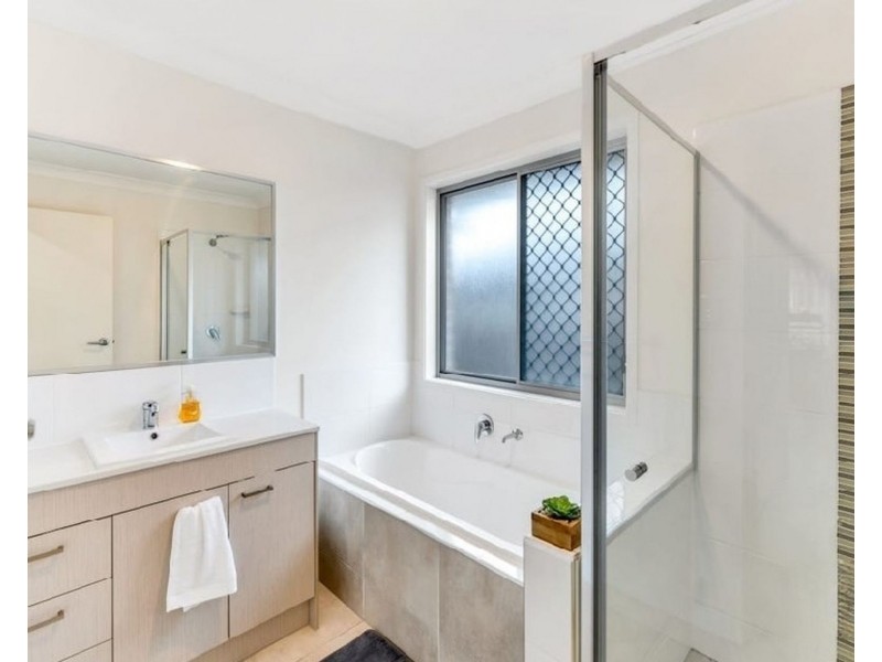 9 Niels Cres, Park Ridge QLD 4125