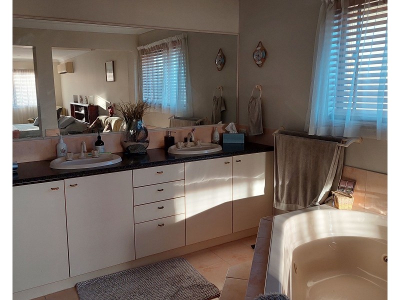 11 Bellfield Place, Westlake QLD 4074