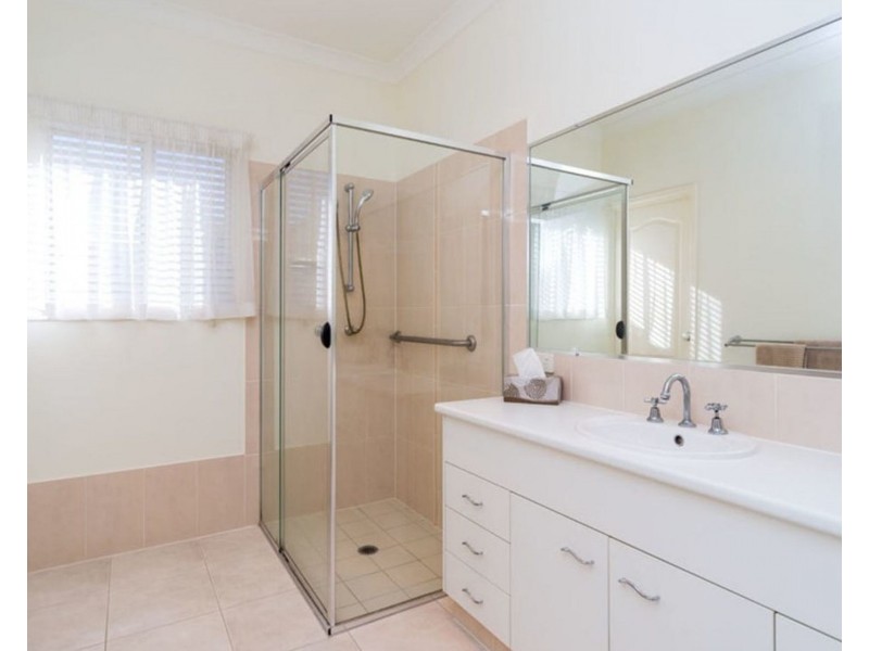 36 Gerard St, Pacific Pines QLD 4211