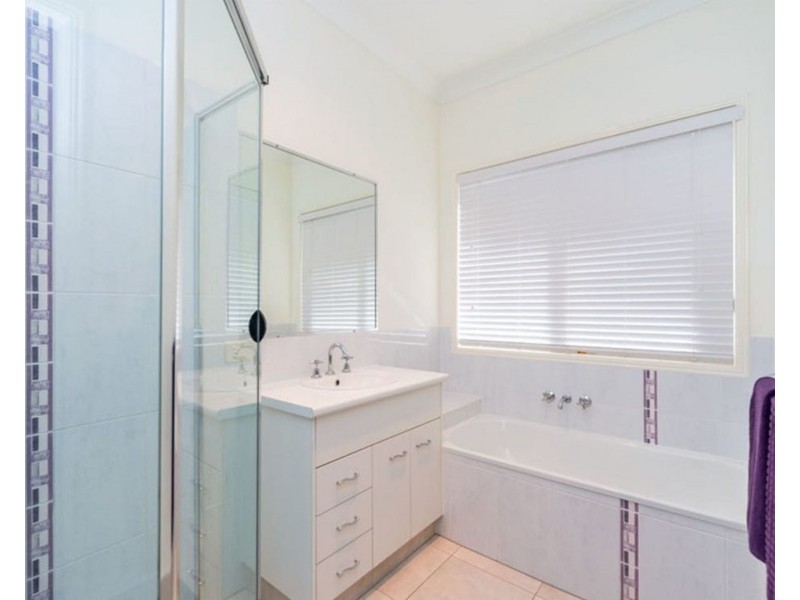 36 Gerard St, Pacific Pines QLD 4211
