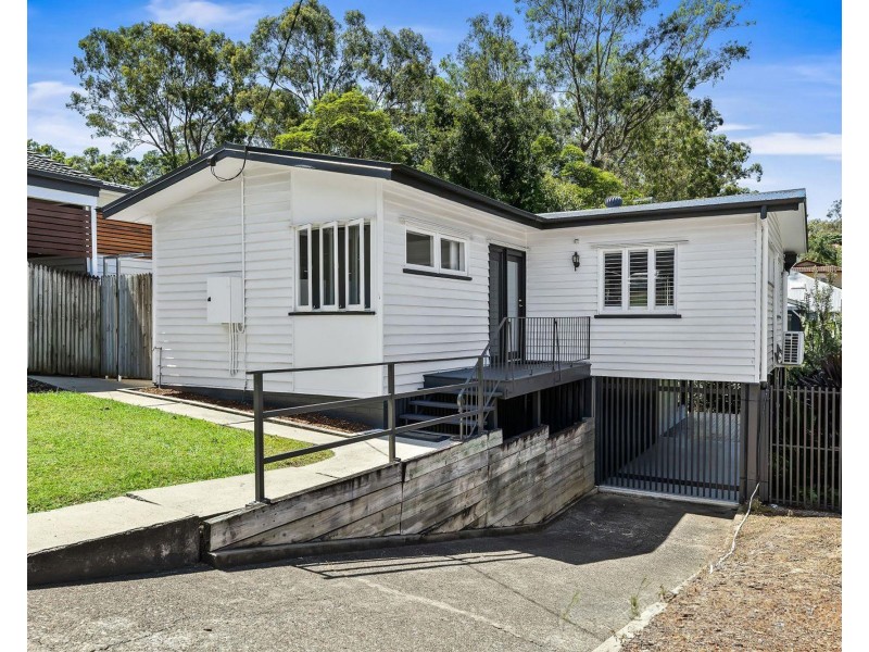 9 Equinox Street, Taringa QLD 4068