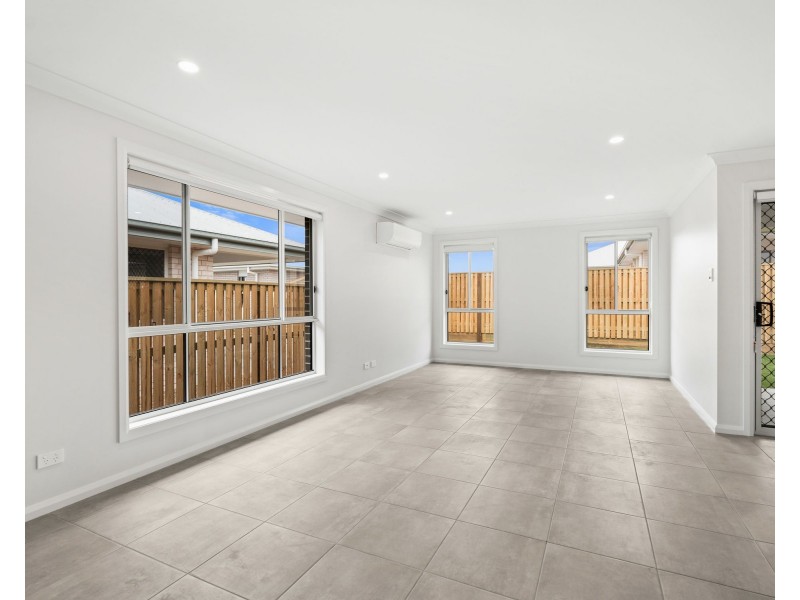 8 Paterson Road, Walloon QLD 4306