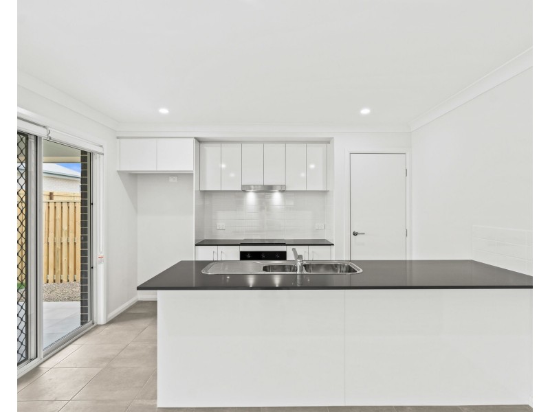 8 Paterson Road, Walloon QLD 4306
