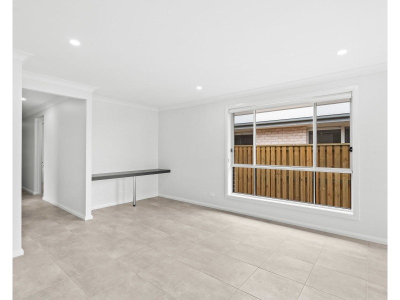 8 Paterson Road, Walloon QLD 4306