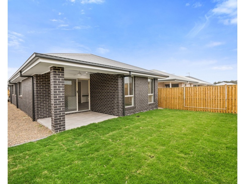 8 Paterson Road, Walloon QLD 4306