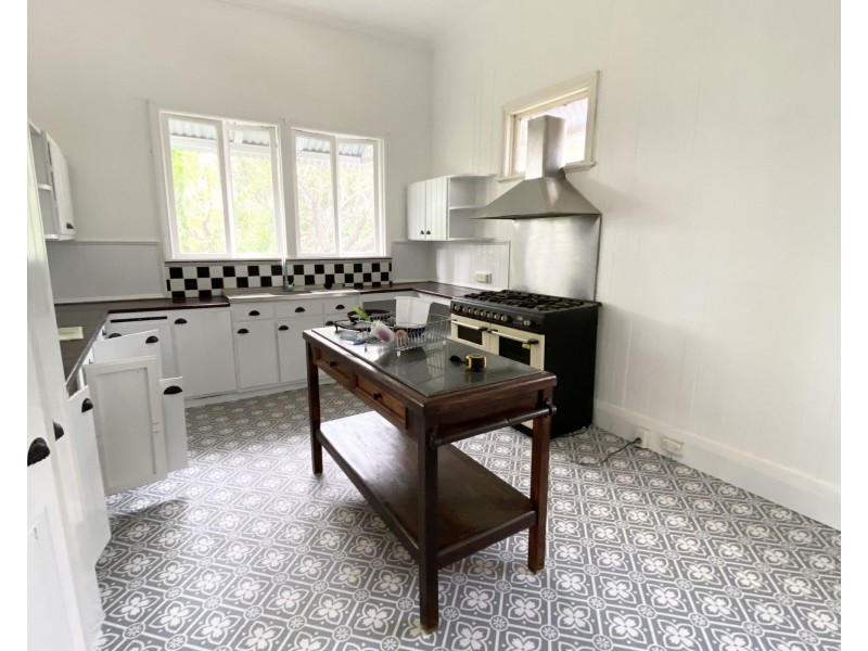 86 Chermside Rd, East Ipswich QLD 4305