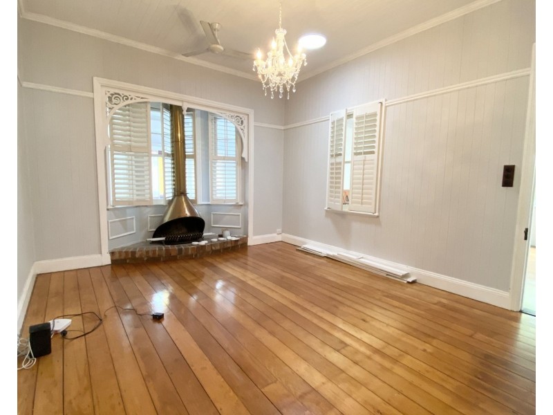 86 Chermside Rd, East Ipswich QLD 4305