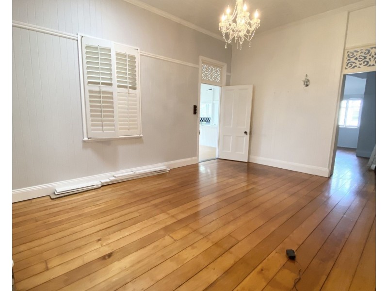 86 Chermside Rd, East Ipswich QLD 4305