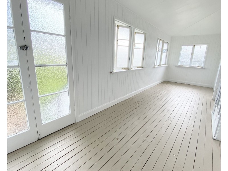 86 Chermside Rd, East Ipswich QLD 4305