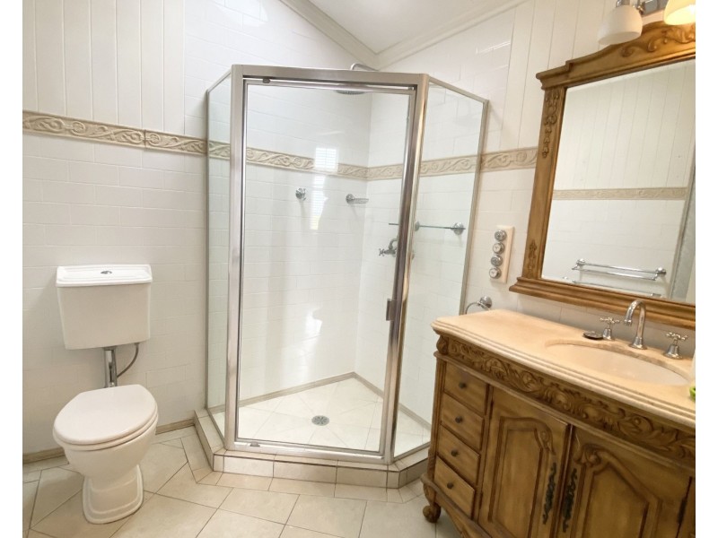 86 Chermside Rd, East Ipswich QLD 4305