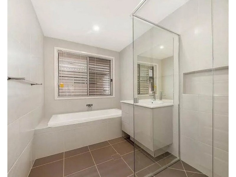 61 Sunset Rd, Kenmore QLD 4069