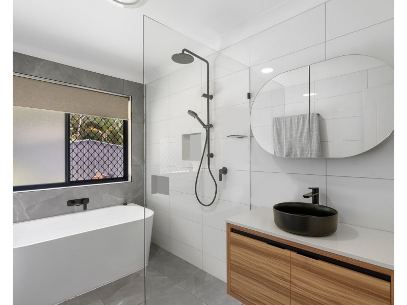 31 Spinnaker Circuit, Redland Bay QLD 4165