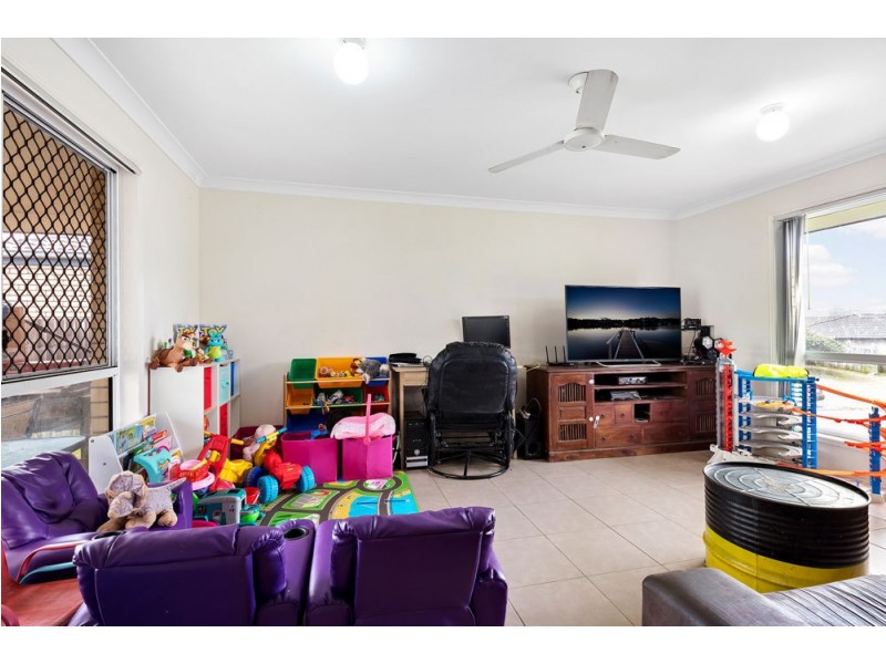 8 Barker Close, Goodna QLD 4300