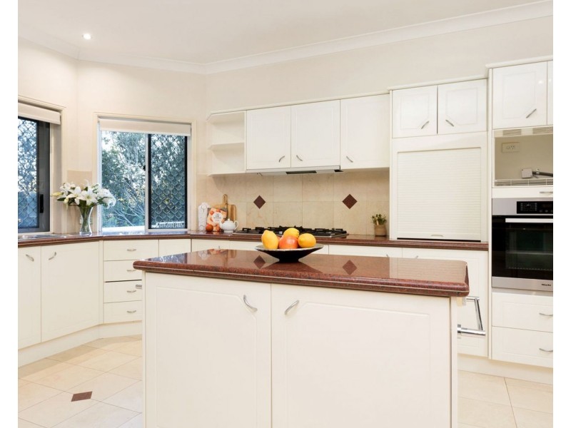 5 Kagoola Close, Chapel Hill QLD 4069