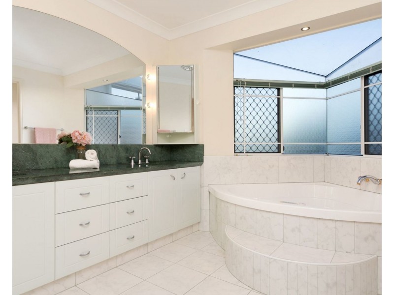 5 Kagoola Close, Chapel Hill QLD 4069